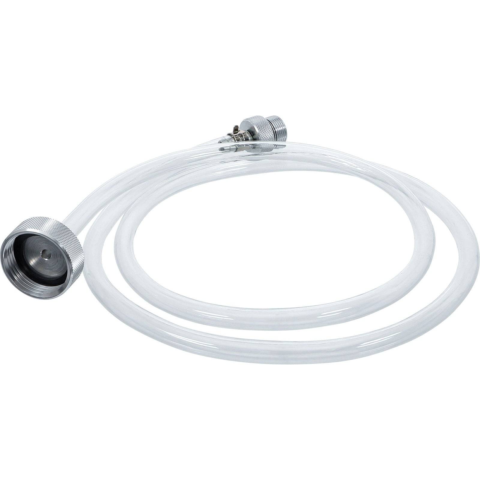 Ein aufgewickelter, transparenter Waschmaschinenablaufschlauch mit Metallverbindern an beiden Enden, verwendet für die Wasserableitung in Wascheinrichtungen.