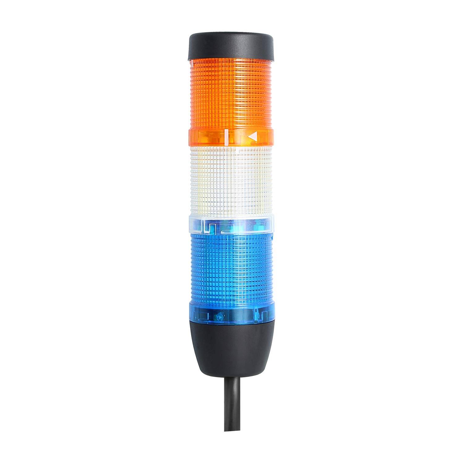 Ein vertikaler Signalturm mit drei farbigen Abschnitten: orange, weiß und blau, der zur Anzeige des Maschinenstatus oder von Warnungen verwendet wird.