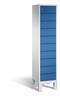 Hoher schmaler blauer Lagerschrank mit mehreren Schubladenfronten in einem weißen Metallrahmen, vor neutralem Hintergrund abgebildet.