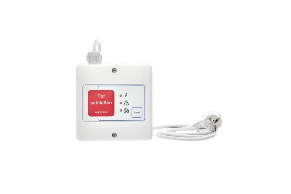 Weiße wandmontierte Steuerbox mit rotem Knopf mit der Aufschrift „Tor schließen“ und einem aufgerollten Kabel mit Stecker daneben.