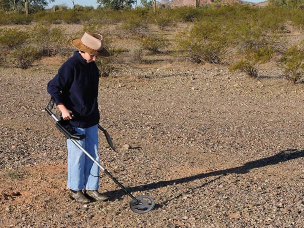Velleman Metalldetektor, wasserdichte Suchspule 20 cm, LCD-Display, Suchtiefe 15 cm