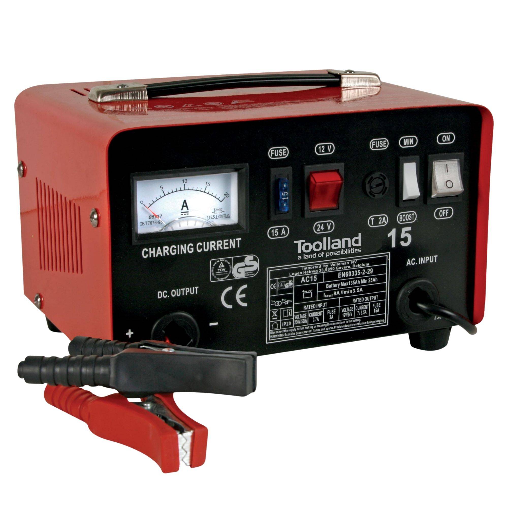 Rotes Batterieladegerät mit analogem Ladestromzähler, Schaltern und angebrachten Krokodilklemmen an der Vorderseite.