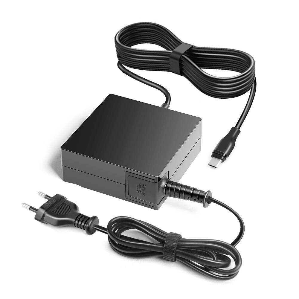 Schwarzer Stromadapter mit EU-Zweipolstecker und USB-C-Anschluss, abgebildet mit aufgerolltem Kabel auf weißem Hintergrund.