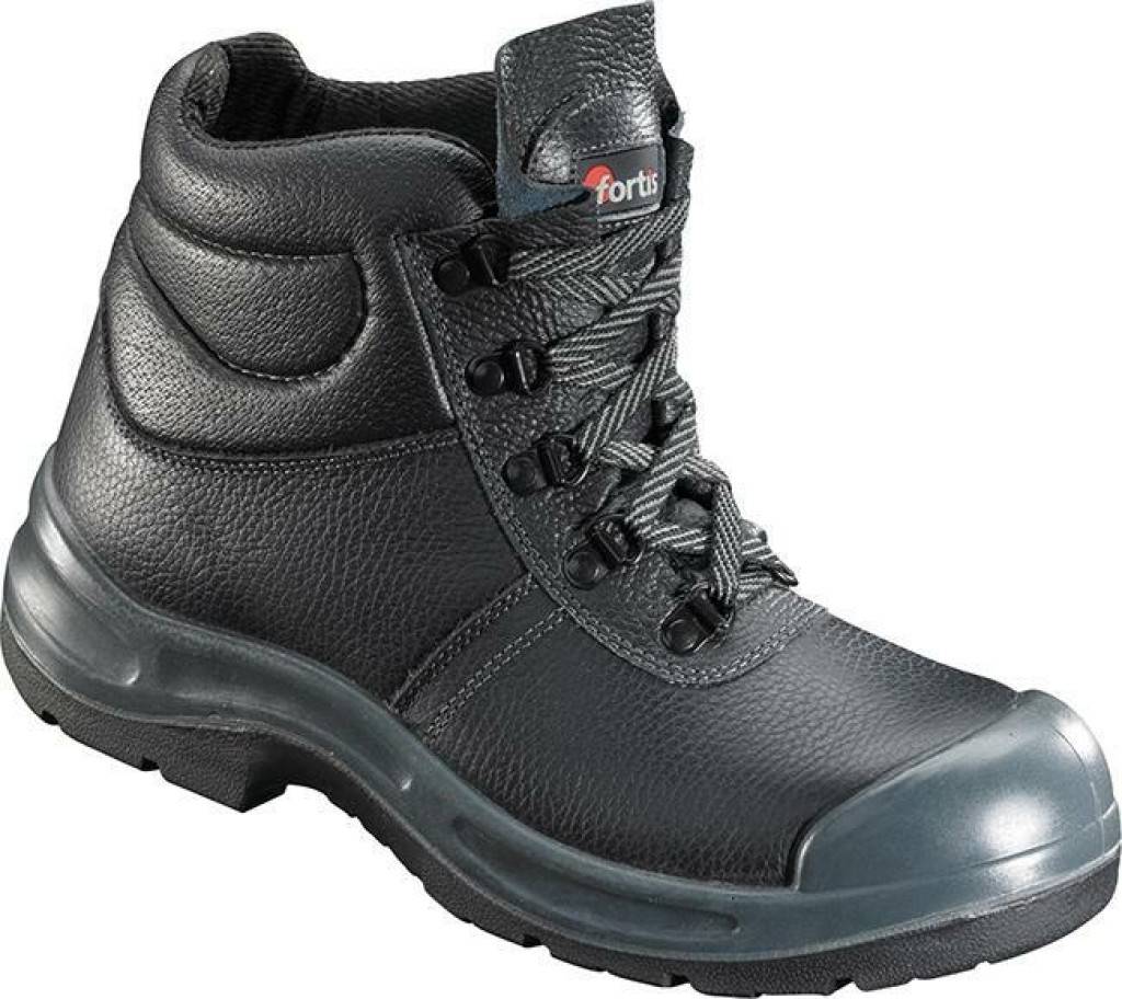 Schwarzer geschnürter Arbeits-Sicherheitsstiefel mit verstärkter Schutzkappe und robuster Sohle, dargestellt auf weißem Hintergrund.