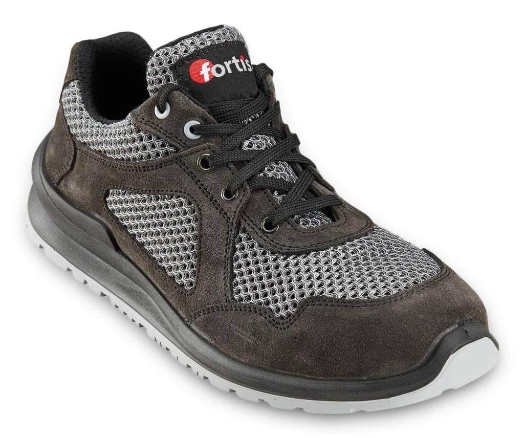 Grauer und schwarzer Sportschuh mit Mesh-Obermaterial und Schnürsenkeln, auf weißem Hintergrund dargestellt.