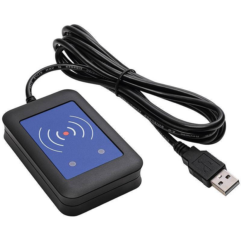 Ein schwarzes RFID-Kartenlesegerät mit blauer Oberfläche, ausgestattet mit einem USB-Kabel zur Verbindung, vermutlich für Zugangsschutz oder Identifikation verwendet.