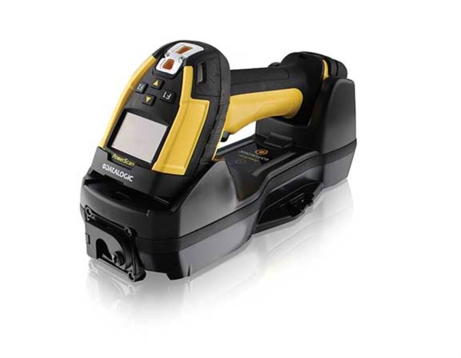Tragbarer Barcode-Scanner in einer Ladeschale angedockt, schwarzes und gelbes Industriegerät auf weißem Hintergrund.