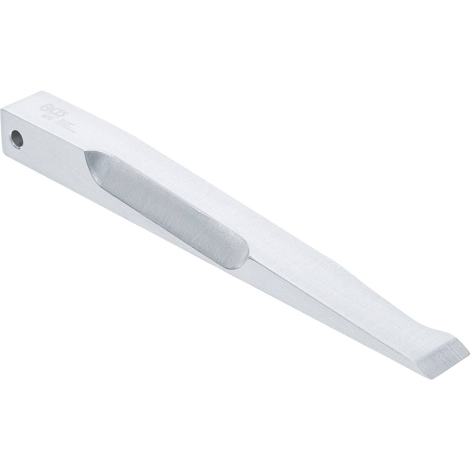 Ein silberfarbener Metallhebel mit einer flachen Basis und verjüngter Kante, der ein Loch an einem Ende und eine strukturierte Oberfläche an der Seite aufweist.