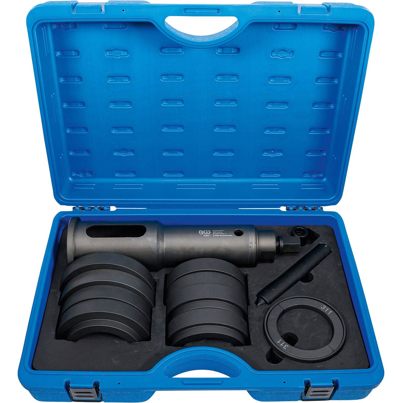 Blauer Kunststoff-Transportkoffer mit einer Form, die einen schwarzen hydraulischen Zylinder, mehrere gebogene Adapter und einen Schraubenschlüssel enthält, der für die Rohrinstallation verwendet wird.