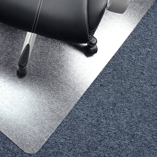 Nahaufnahme eines schwarzen Bürostuhls auf einer durchsichtigen Bodenschutzmatte über blauem Teppich und grauem Bodenbelag.
