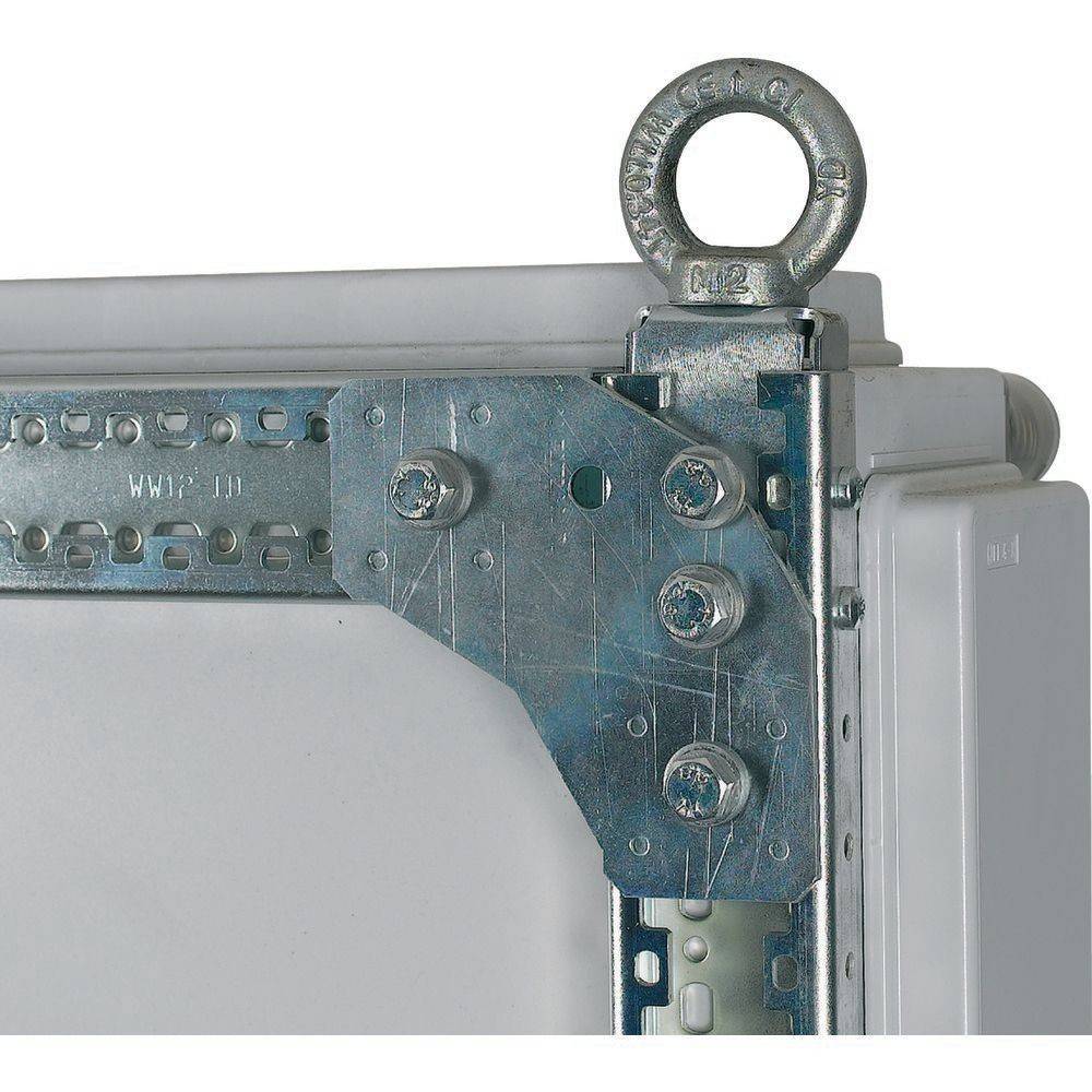 Eine Metallöse mit Gewinde, die an einer Stahlhalterung an einer weißen Elektrotafel befestigt ist und zum sicheren Handling und zur Installation verwendet wird.