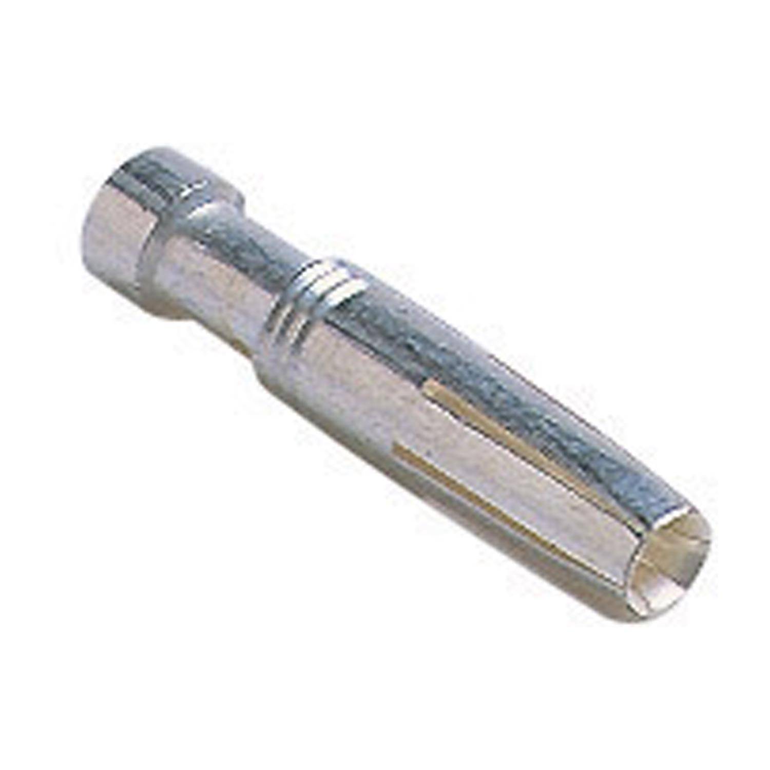 Ein zylindrisches Metallobjekt, höchstwahrscheinlich eine Düse oder ein Anschluss, mit glatter Oberfläche und verjüngtem Ende auf einem einfarbigen weißen Hintergrund.