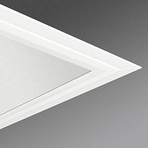 Eine eingelassene Deckenleuchte mit weißem Rahmen und Rasterstruktur-Diffusor, die vor einem grauen Deckenuntergrund montiert ist.