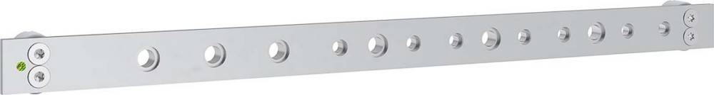 Eine metallische Flachstange mit zwei nebeneinander liegenden kreisförmigen Löchern. Das größere Loch befindet sich rechts und das kleinere links.