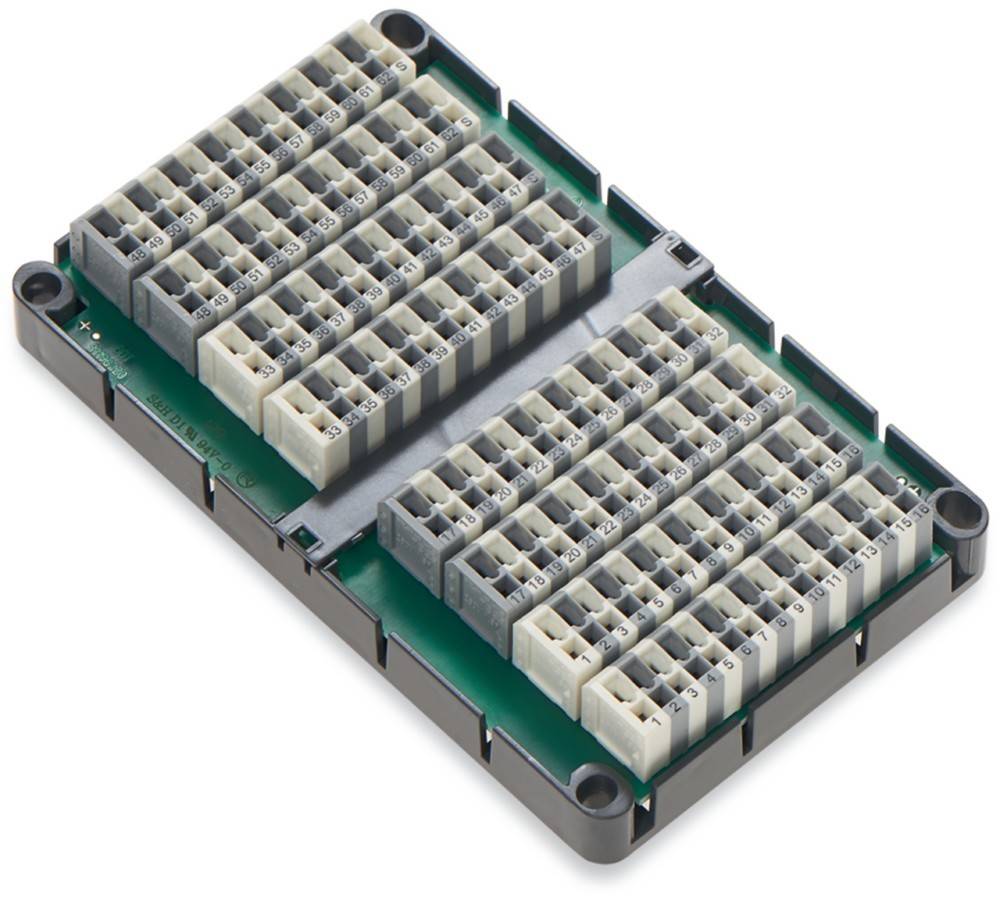 Ein mehrstufiger Klemmenblock auf einer grünen Leiterplatte, der Eingangslaschen für elektrische Anschlüsse zeigt, der in elektrischen Installationen verwendet wird.