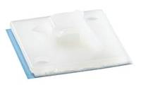 Ein kleines, durchsichtiges, weißes Plastikrechteck mit einem zentralen erhabenen Bereich, möglicherweise ein Kabel- oder Drahthalter, auf einer blauen Oberfläche.