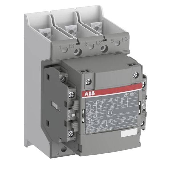 Ein elektrischer Schütz mit beschrifteten Anschlüssen L1, L2, L3, ausgestattet mit einem grauen und schwarzen Design und Herstellermarkierung auf der Vorderseite.