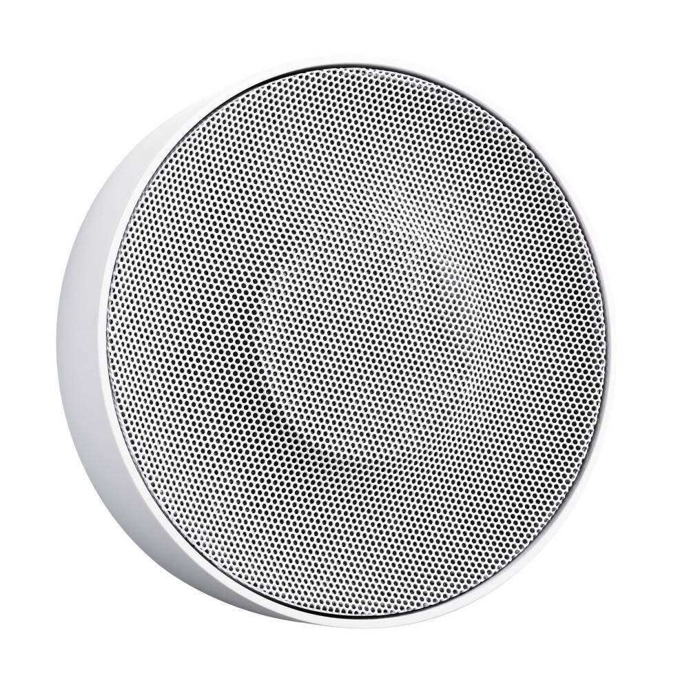 Ein kreisförmiger, weißer Deckenlautsprecher mit perforiertem Gitter, konzipiert für die Audioausgabe in Innenräumen.