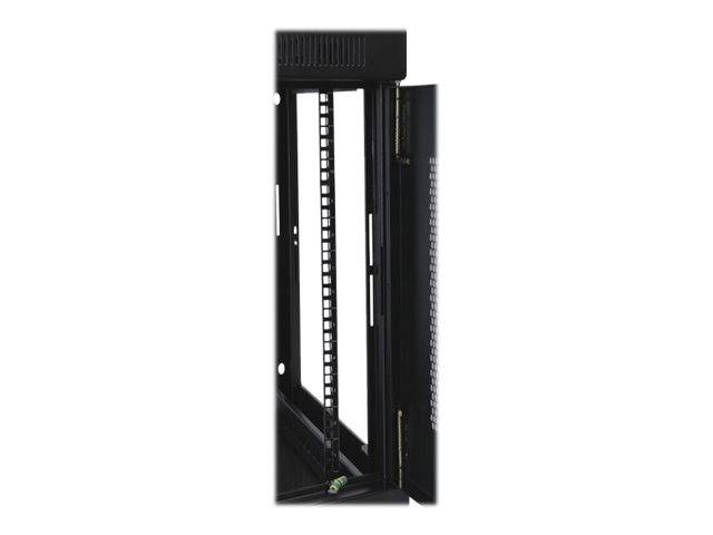 Schwarzes Server-Rack-Schrank mit offener Vordertür, das vertikale Schienen und Belüftungsschlitze auf weißem Hintergrund zeigt.