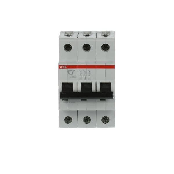 Ein weißer dreipολiger Leistungsschalter mit einem roten Etikett auf der Oberseite, ausgestattet mit Kippschaltern zur Steuerung von elektrischen Stromkreisen.