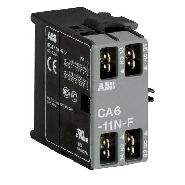 ABB CA6-11N-F Relaismodul mit vier Schraubklemmen und schwarz-grauem Gehäuse, isoliert auf weißem Hintergrund dargestellt.