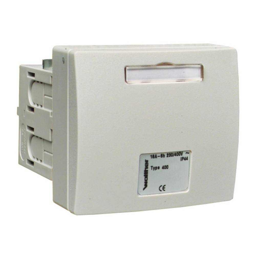 Ein weißer Elektroschalter mit einer klaren Beschriftung mit folgenden Spezifikationen: '16A~6h 120/240V Typ 400 IP44 CE'.
