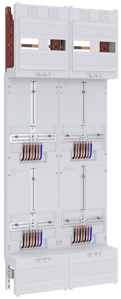 Ein elektrischer Verteilerschrank mit mehreren Schlitzen und sichtbaren farbigen Kabeln in Rot, Blau und Schwarz, die Stromverbindungen anzeigen.