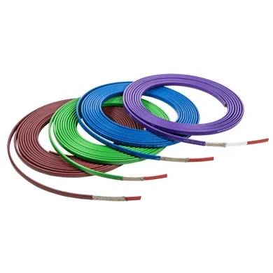 Aufgerollte farbige Elektrokabel mit rot, grün, blau und violett isolierten Kabeln auf weißem Hintergrund.