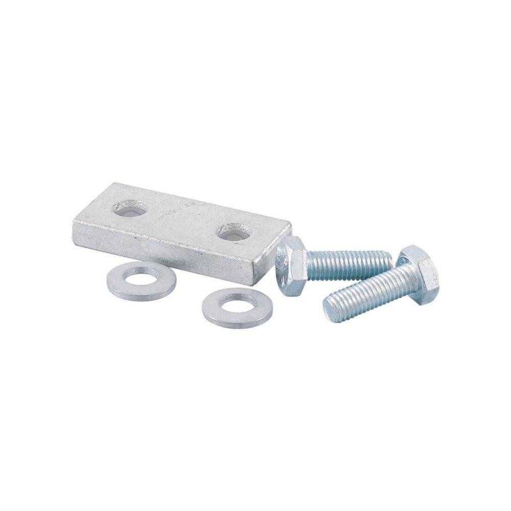 Metallbefestigungsset mit einer rechteckigen Platte, zwei Bolzen und zwei Unterlegscheiben auf weißem Hintergrund.