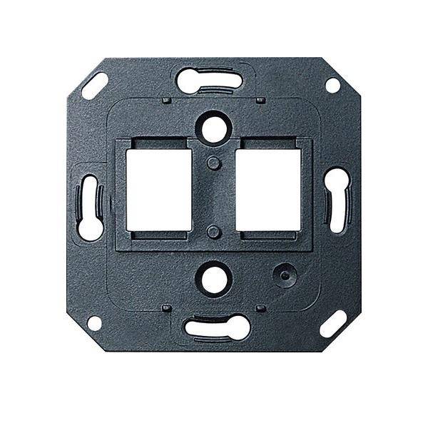 Schwarze quadratische Montageklammer mit zwei rechteckigen Öffnungen und mehreren Schraubenlöchern, verwendet zur Installation von elektrischen Komponenten.