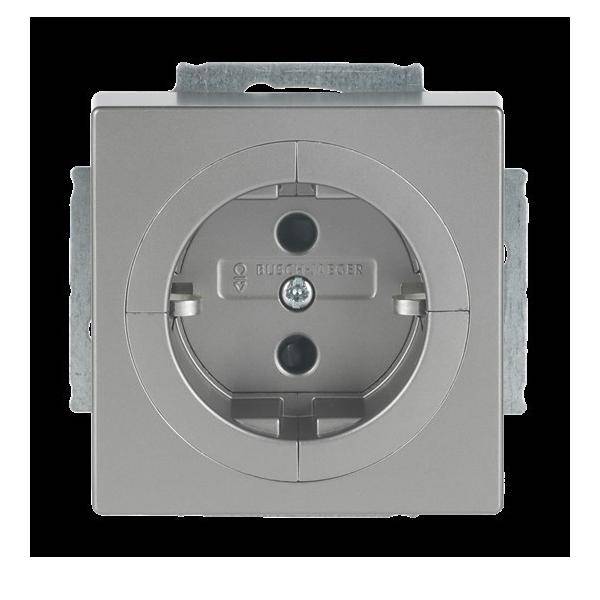 Elektrische Wandsteckdose mit einem zentralen runden Stecker und Erdungsbolzen, montiert auf einer Metallplatte.