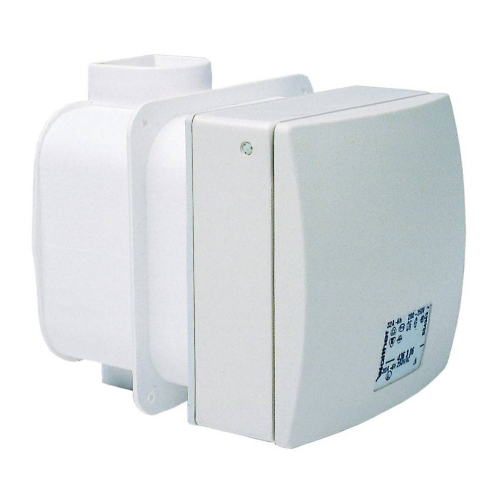 Weißer quadratischer Lüftungsventilator mit einem Kanal oben und technischen Spezifikationen an der Seite, konzipiert für die Wandmontage.