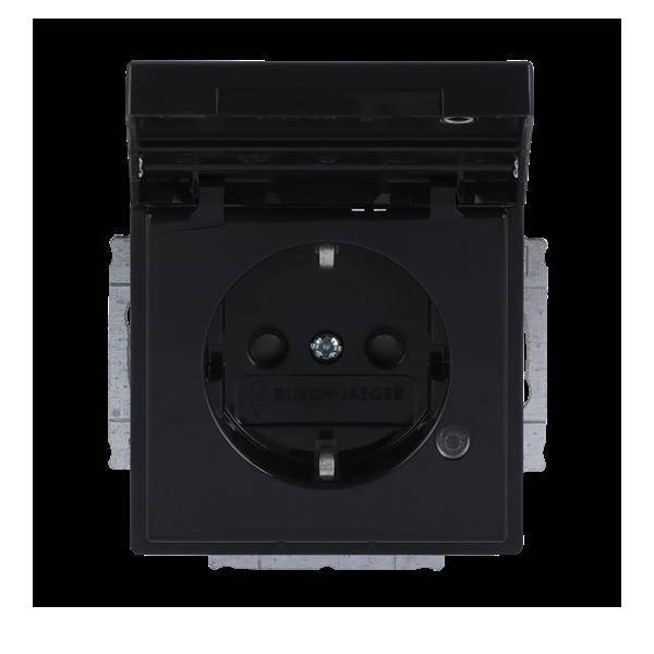 Eine schwarze Wandsteckdose mit Schutzdeckel und Erdungsstift, von vorne dargestellt.