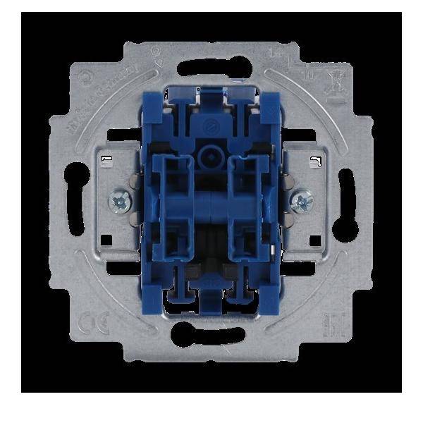 Metall-Wandmontagehalterung mit blauem Kunststoffeinsatz, konzipiert für elektrische Schalter oder Steckdosen. Quadratische Form mit zentralen Öffnungen.