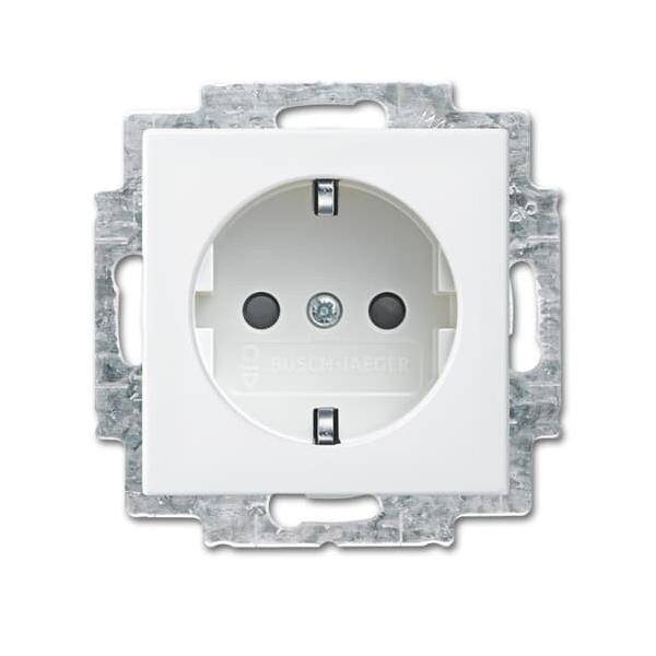 Eine weiße elektrische Wandsteckdose mit zwei runden Steckplätzen und einem Erdungsloch, eingesetzt in einen Metallbefestigungsrahmen.