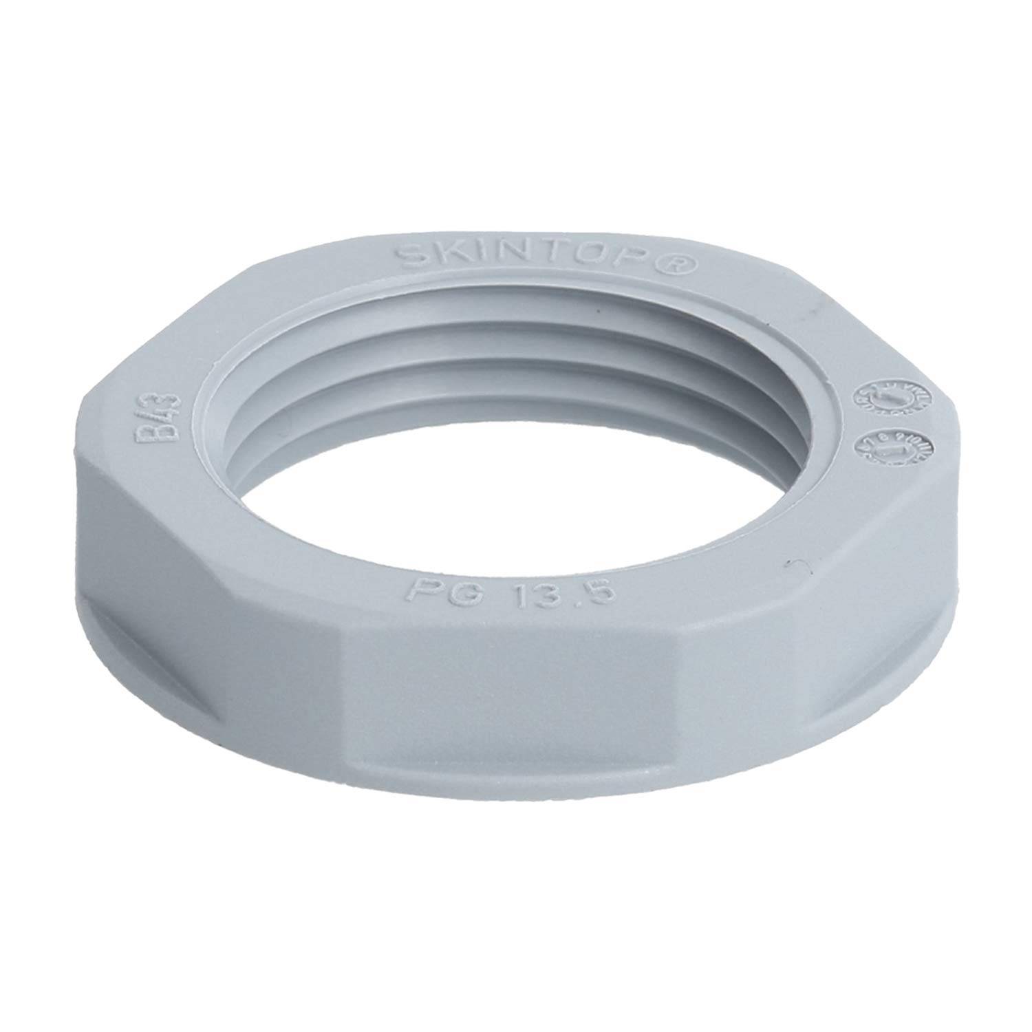 Eine graue Skintop-Kunststoffkabeleinführung-Gegenmutter mit gravierter Aufschrift „PG 13.5