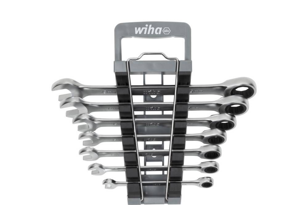 Satz von Wiha-Ringmaulschlüsseln in einem schwarzen Organizer-Gestell gehalten, nach Größe sortiert vor weißem Hintergrund.