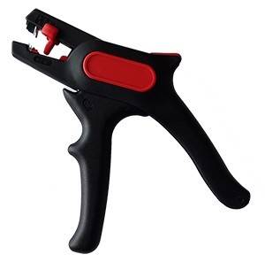 Ein schwarzer und roter Abisolierer mit ergonomischen Griffen, entwickelt zum effizienten Entfernen der Isolierung von elektrischen Kabeln.