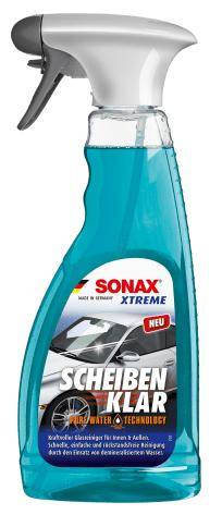 Eine blaue Flasche von Sonax Xtreme 'Scheiben Klar' Scheibenwaschmittel mit einer Sprühpistole und einem klaren Autoglas-Etikett.