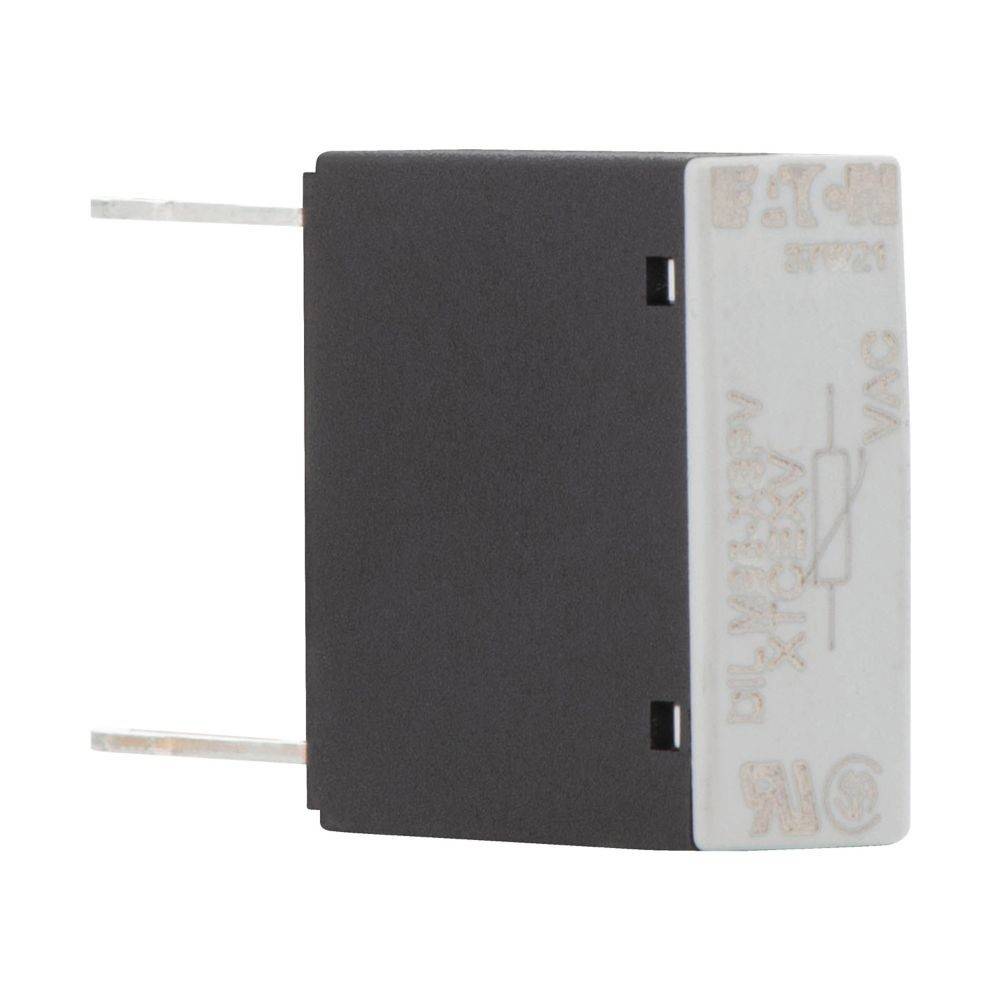 Ein kleines schwarzes und weißes elektrisches Relais mit zwei Metallstiften, die seitlich herausragen, verwendet zum Schalten von Schaltkreisen in elektronischen Geräten.
