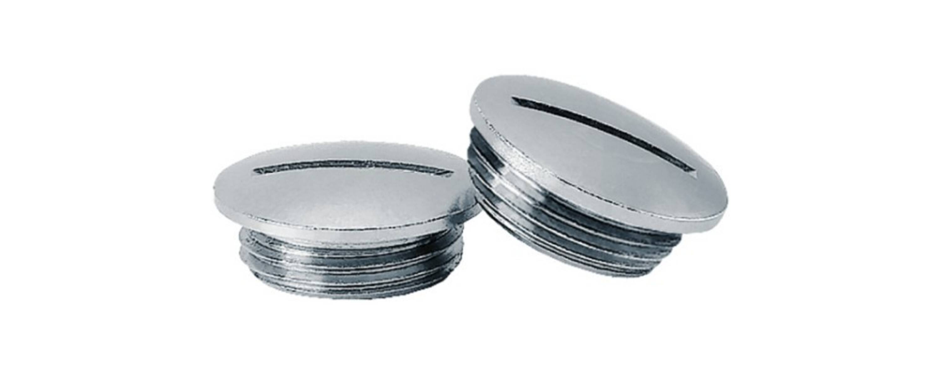 Zwei metallische Steckdosenkappen nebeneinander, die eine geriffelte Kante zur besseren Griffigkeit aufweisen. Sie werden verwendet, um Öffnungen abzudecken und zu versiegeln.