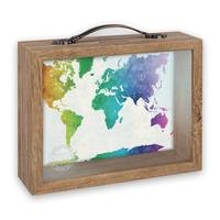 Holzschattenbox mit einer farbenfrohen Aquarell-Weltkarte im Inneren, dargestellt als dekorativer Tischrahmen mit Griff.