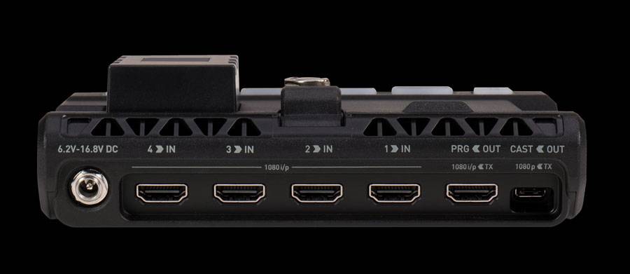 Rückseite eines schwarzen AV-Geräts mit gekennzeichneten Anschlüssen: DC-Stromversorgung, 4 IN, 3 IN, 2 IN, 1 IN, PRG OUT und CAST OUT sowie HDMI-ähnliche Stecker.