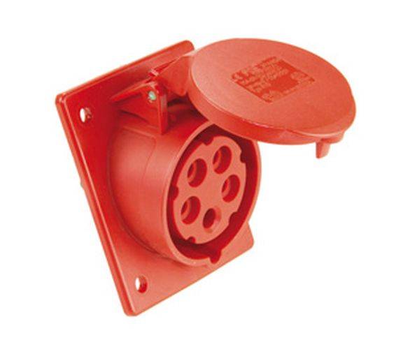 Eine rote, industrielle elektrische Steckdose mit Schutzabdeckung, konzipiert für Hochleistungsverbindungen, an einer Wand montiert.