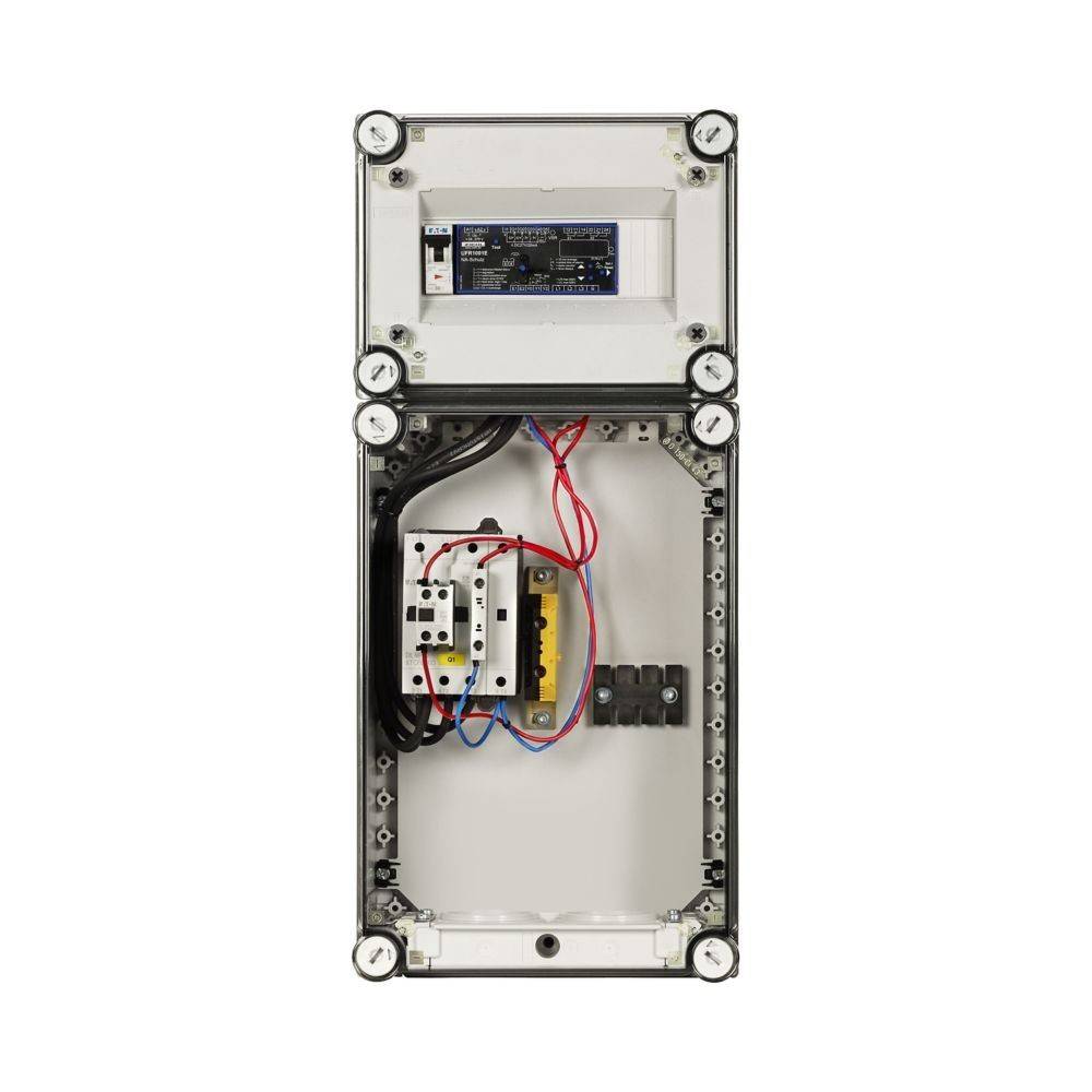 Eine offene Elektroverteilerdose zeigt Verkabelung und Komponenten, einschließlich eines Sicherungsautomaten und verschiedenfarbiger Kabel, ordentlich angeordnet.