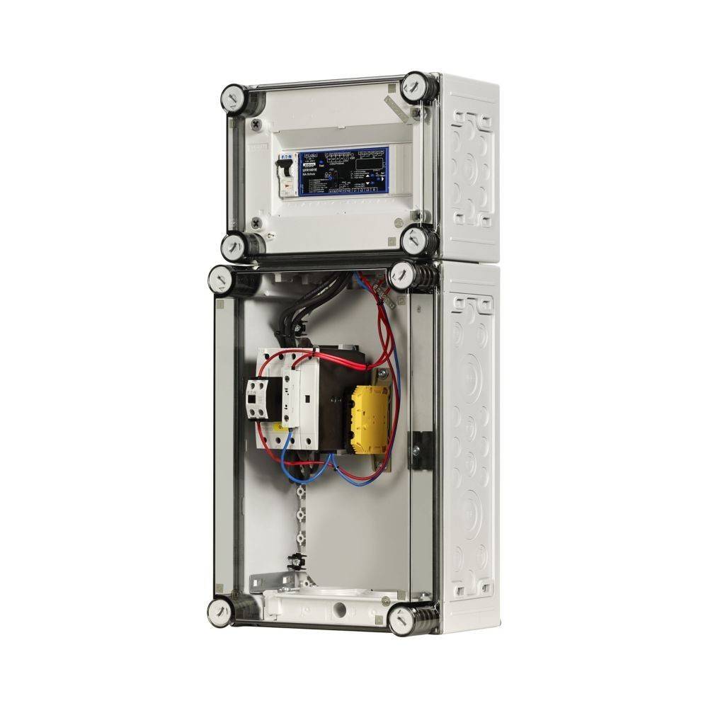 Ein industrielles elektrisches Gehäuse mit sichtbaren Innenkomponenten, einschließlich Kabeln und Anschlüssen, das für die Unterbringung von Steuerungssystemen konzipiert ist.