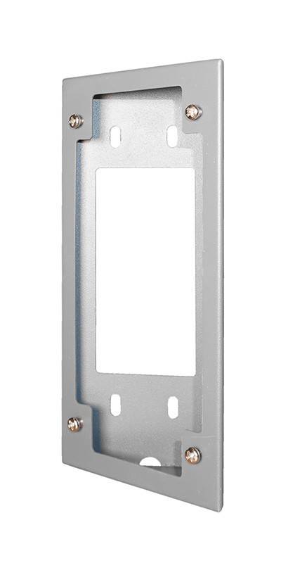 Eine rechteckige Metallblende mit einer großen zentralen Aussparung für eine Steckdose oder einen Schalter.