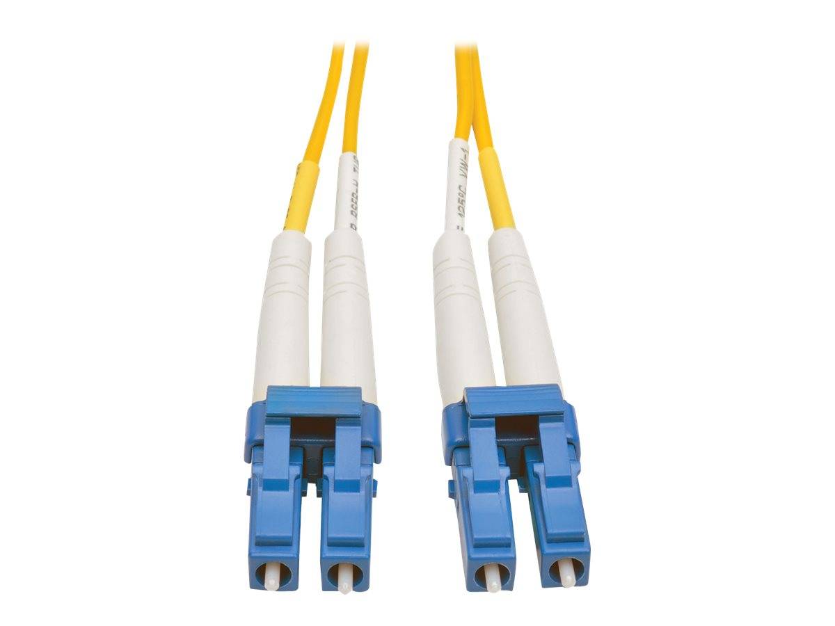 Zwei blaue Lichtwellenleiterstecker mit gelben Kabeln auf weißem Hintergrund.