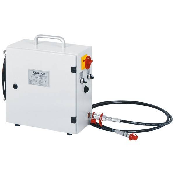 Eine kleine metallische Hydraulikpumpe von Klauke mit einem Griff, Bedienknöpfen und einem angeschlossenen Schlauch mit Anschlüssen für Flüssigkeitstransfer.