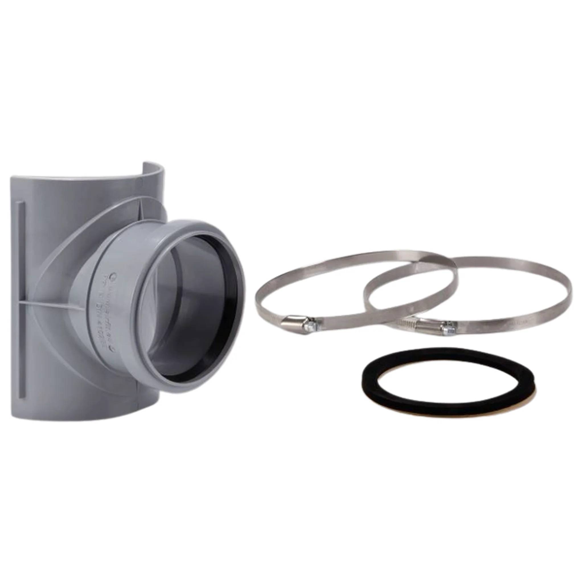 Grauer PVC-Rohrverbinder mit schwarzem Dichtungsring und zwei daneben gezeigten Metallschlauchschellen auf weißem Hintergrund